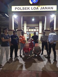 Dua pelaku curanmor diamankan bersama barang bukti motor Yamaha Fazio oleh Polsek Loa Janan dalam Operasi Jaran Mahakam 2025.