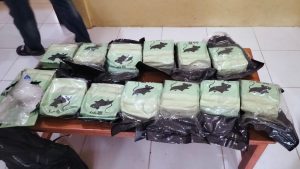 Barang bukti sabu seberat 13 kilogram hasil pengungkapan kasus penyelundupan di perbatasan Nunukan, diamankan di Polsek Lumbis sebelum dibawa ke Polres Nunukan, Jumat (10/10/2025).