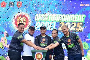Momen pembukaan Open Tournament Padel Piala Panglima TNI 2025 di Gedung Olahraga Padel, Jalan Juanda 6, Samarinda, Jumat (10/10/2025), ditandai dengan penekanan tombol bersama dan keluarnya confetti pesta.