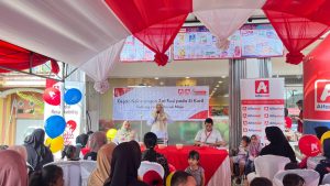 Petugas Puskesmas Loa Kulu menjelaskan sumber makanan kaya zat besi kepada para orang tua balita dalam kegiatan edukasi bersama Alfamidi Samarinda, Rabu (24/9/2025).