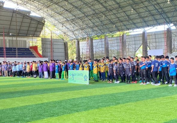 Suasana pembukaan Lomba Mini Soccer Antar Santri di Stadion Aji Imbut, Tenggarong Seberang, yang diikuti santri dari berbagai pondok pesantren Kutai Kartanegara pada Rabu 15 Oktober 2025.