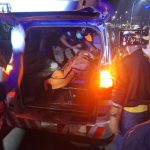 Petugas melakukan proses evakuasi terhadap jasad seorang pria lanjut usia yang ditemukan meninggal di dalam gubuk tempat tinggalnya, Senin (13/10/2025) sore.