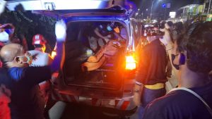 Petugas melakukan proses evakuasi terhadap jasad seorang pria lanjut usia yang ditemukan meninggal di dalam gubuk tempat tinggalnya, Senin (13/10/2025) sore.