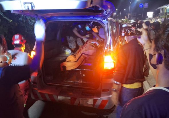 Petugas melakukan proses evakuasi terhadap jasad seorang pria lanjut usia yang ditemukan meninggal di dalam gubuk tempat tinggalnya, Senin (13/10/2025) sore.