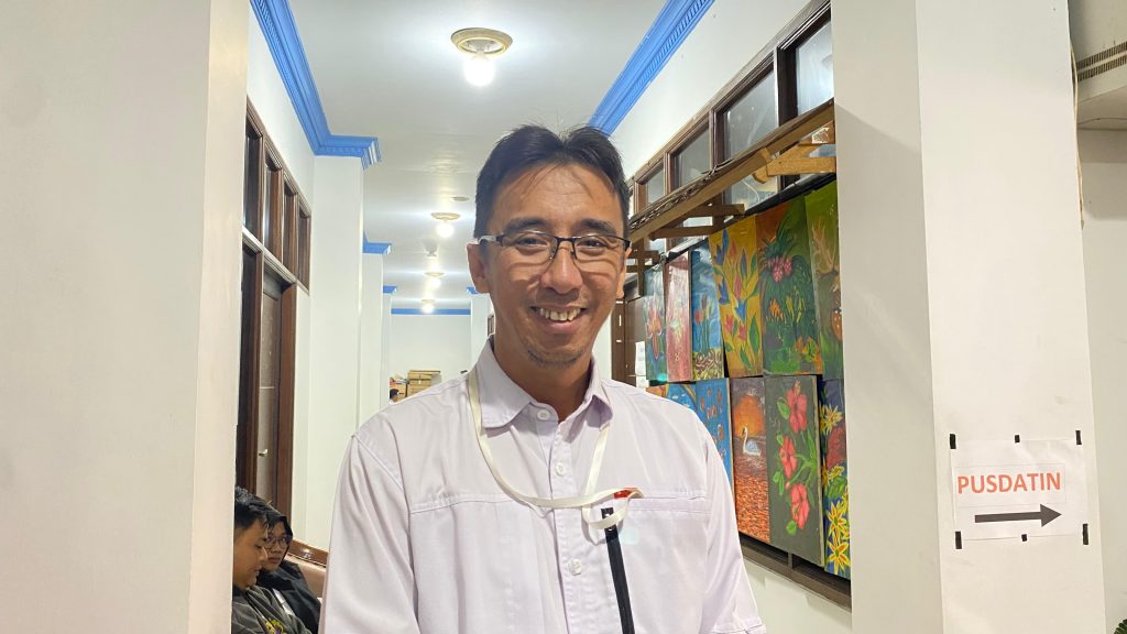 Pamong Budaya Ahli Muda Disdikbud Kukar, H. Muhammad Saidar, memberikan keterangan kepada media usai rapat persiapan Pekan Kebudayaan Daerah (PKD) 2025 di Gedung A Bidang Kebudayaan, Tenggarong, Rabu (15/10/2025).