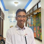 Pamong Budaya Ahli Muda Disdikbud Kukar, H. Muhammad Saidar, memberikan keterangan kepada media usai rapat persiapan Pekan Kebudayaan Daerah (PKD) 2025 di Gedung A Bidang Kebudayaan, Tenggarong, Rabu (15/10/2025).