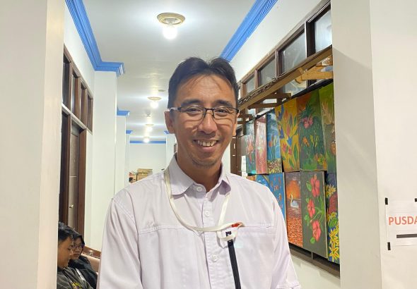 Pamong Budaya Ahli Muda Disdikbud Kukar, H. Muhammad Saidar, memberikan keterangan kepada media usai rapat persiapan Pekan Kebudayaan Daerah (PKD) 2025 di Gedung A Bidang Kebudayaan, Tenggarong, Rabu (15/10/2025).