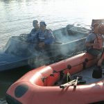 Sejumlah personel SAR gabungan bersiap mengevakuasi korban ABK TB SPAJ 032 yang ditemukan setelah dua hari pencarian di perairan Muara Sungai Suaran, Kabupaten Berau.