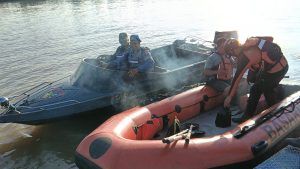 Sejumlah personel SAR gabungan bersiap mengevakuasi korban ABK TB SPAJ 032 yang ditemukan setelah dua hari pencarian di perairan Muara Sungai Suaran, Kabupaten Berau.