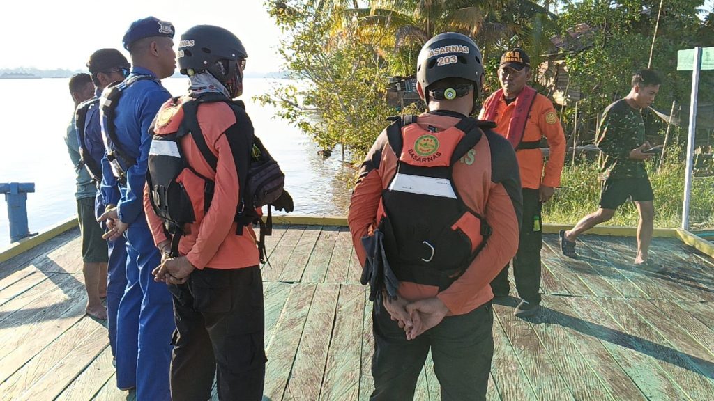 Personel SAR Gabungan berkoordinasi sebelum memulai pencarian ABK kapal TB SPAJ 032 yang dilaporkan jatuh ke laut di perairan Muara Sungai Suaran, Kabupaten Berau.