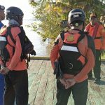 Personel SAR Gabungan berkoordinasi sebelum memulai pencarian ABK kapal TB SPAJ 032 yang dilaporkan jatuh ke laut di perairan Muara Sungai Suaran, Kabupaten Berau.