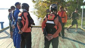 Personel SAR Gabungan berkoordinasi sebelum memulai pencarian ABK kapal TB SPAJ 032 yang dilaporkan jatuh ke laut di perairan Muara Sungai Suaran, Kabupaten Berau.